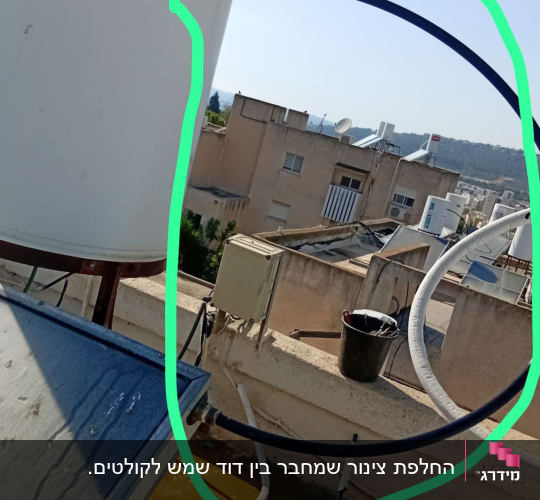 דוד שמש על גג עם צינורות וחיבורים